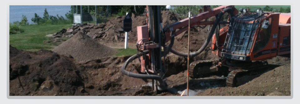 Machines de forage sur un chantier